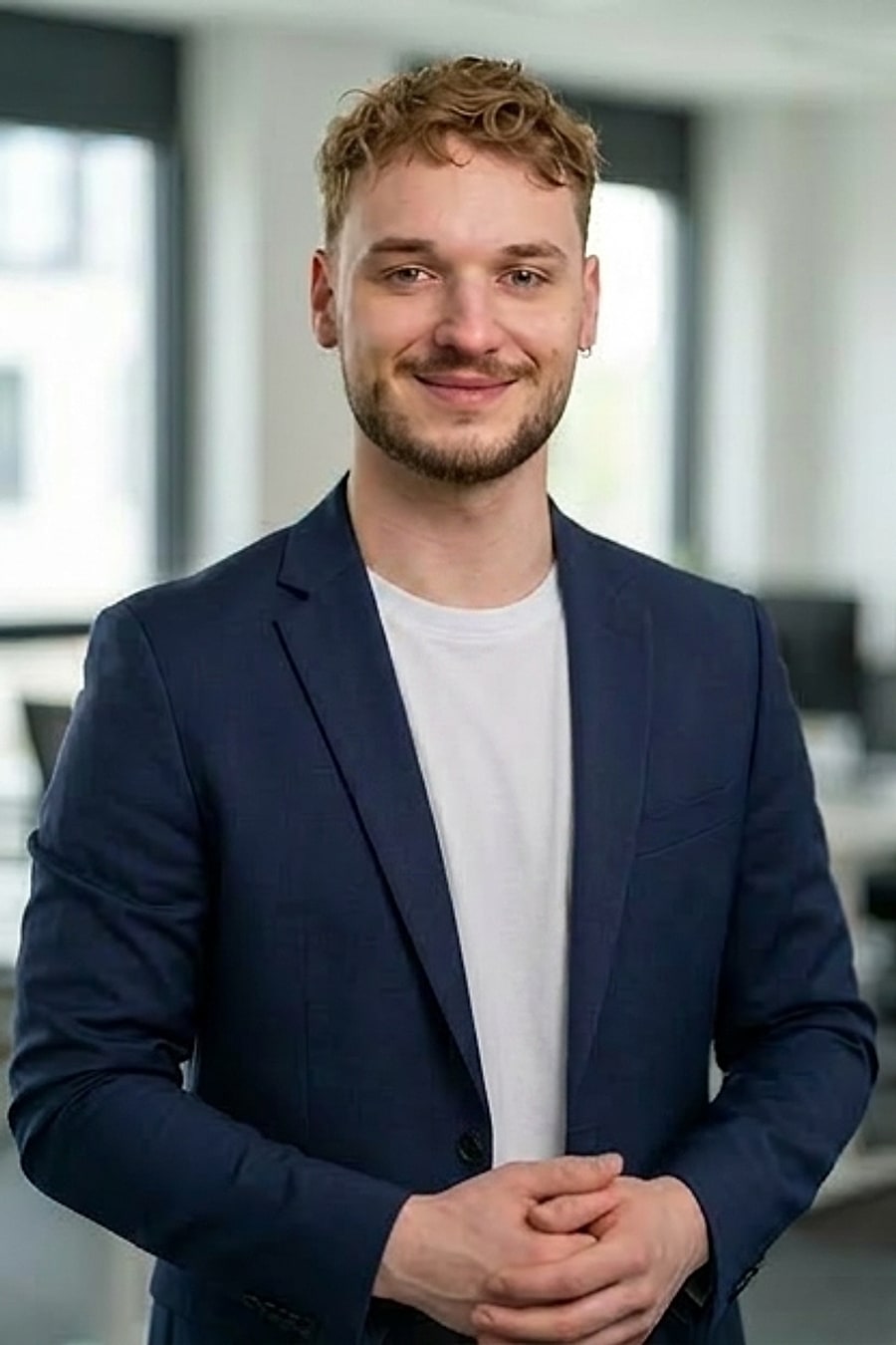 Adrian Albus, Mitgründer von ProAngebot, im navy Sakko