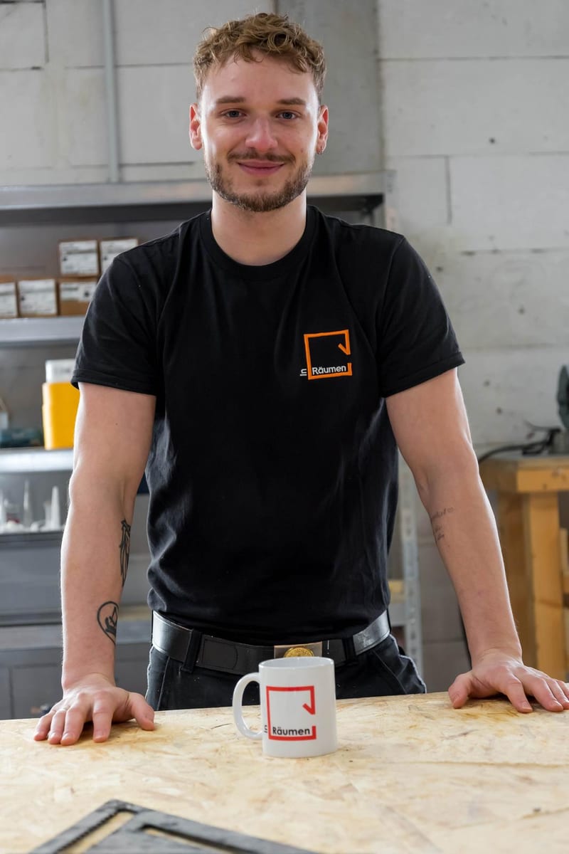 Adrian Albus in Handwerkerkleidung in der Werkstatt